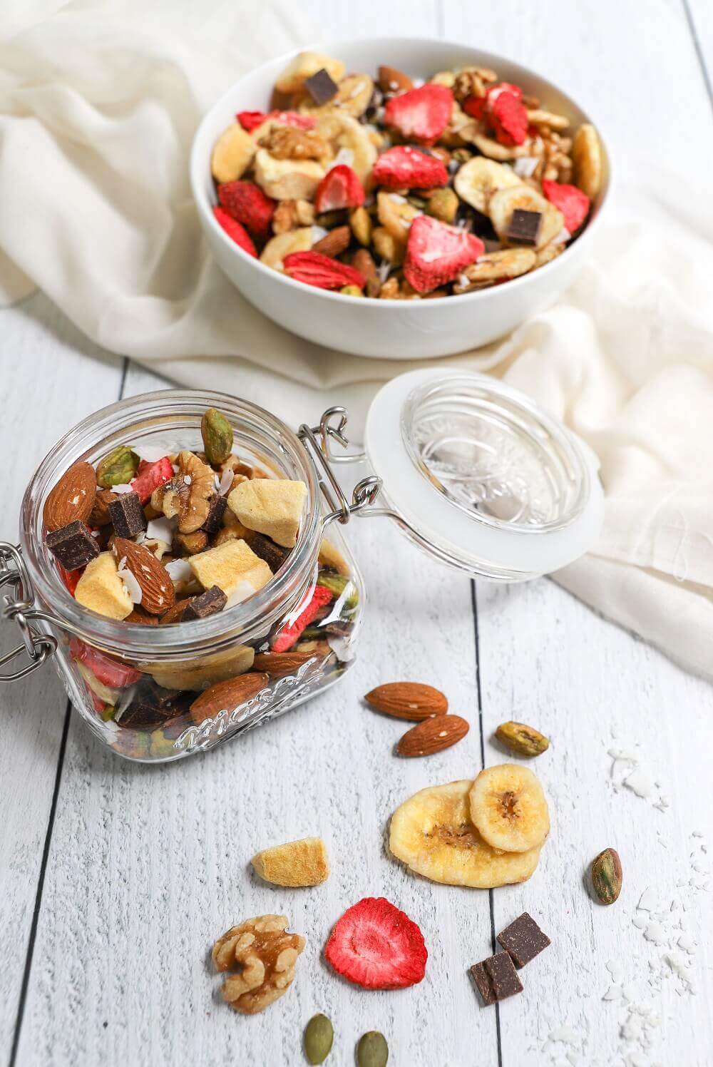 Homemade trail mix travel snacks Homemade trail mix travel snacks
