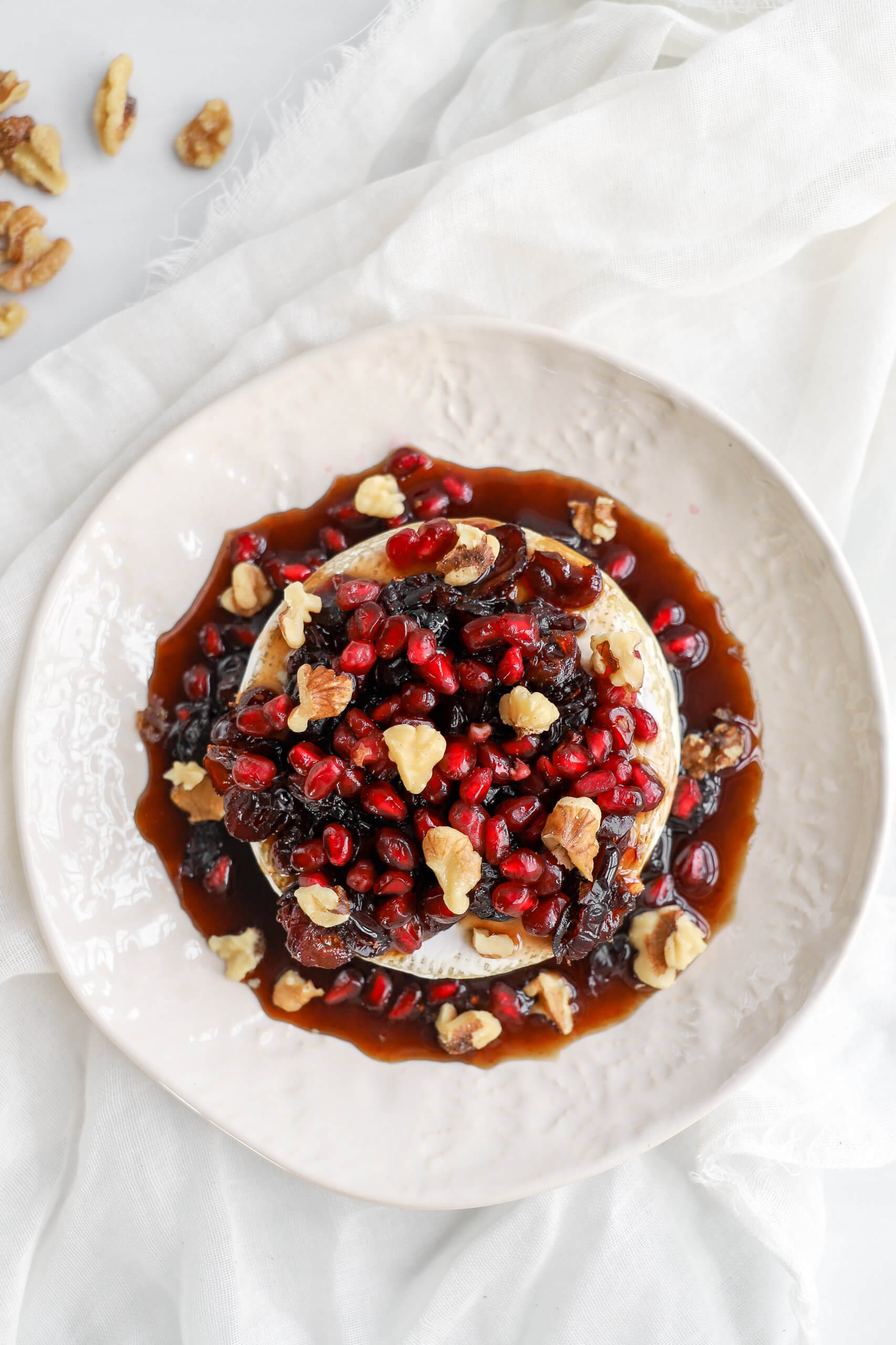 Sweet Baked Brie with Pomegranates, Cranberries, and Walnuts Sweet Baked Brie with Pomegranates, Cranberries, and Walnuts