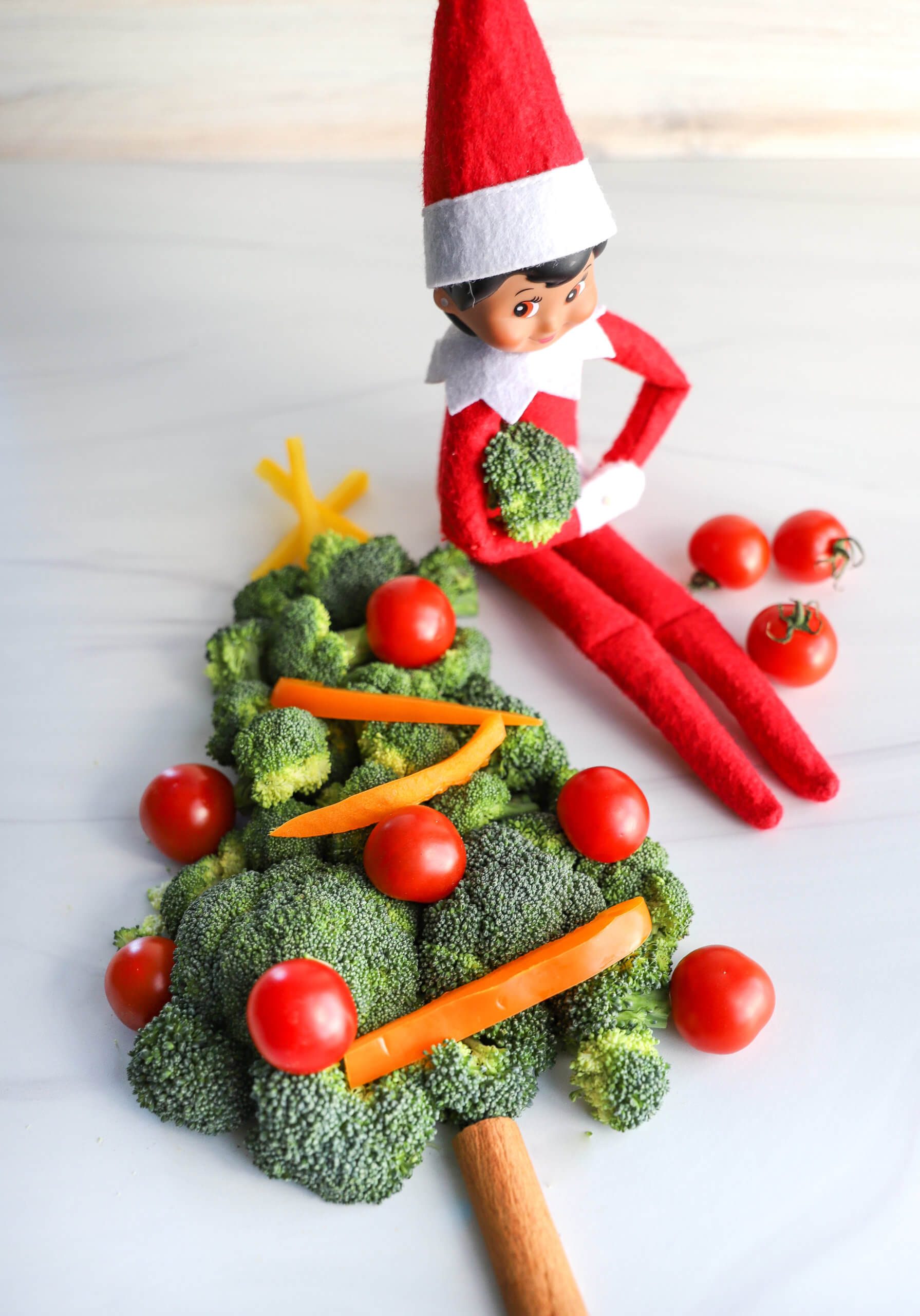 Easy Elf on the Shelf Ideas: Veggie Christmas Tree Easy Elf on the Shelf Ideas: Veggie Christmas Tree