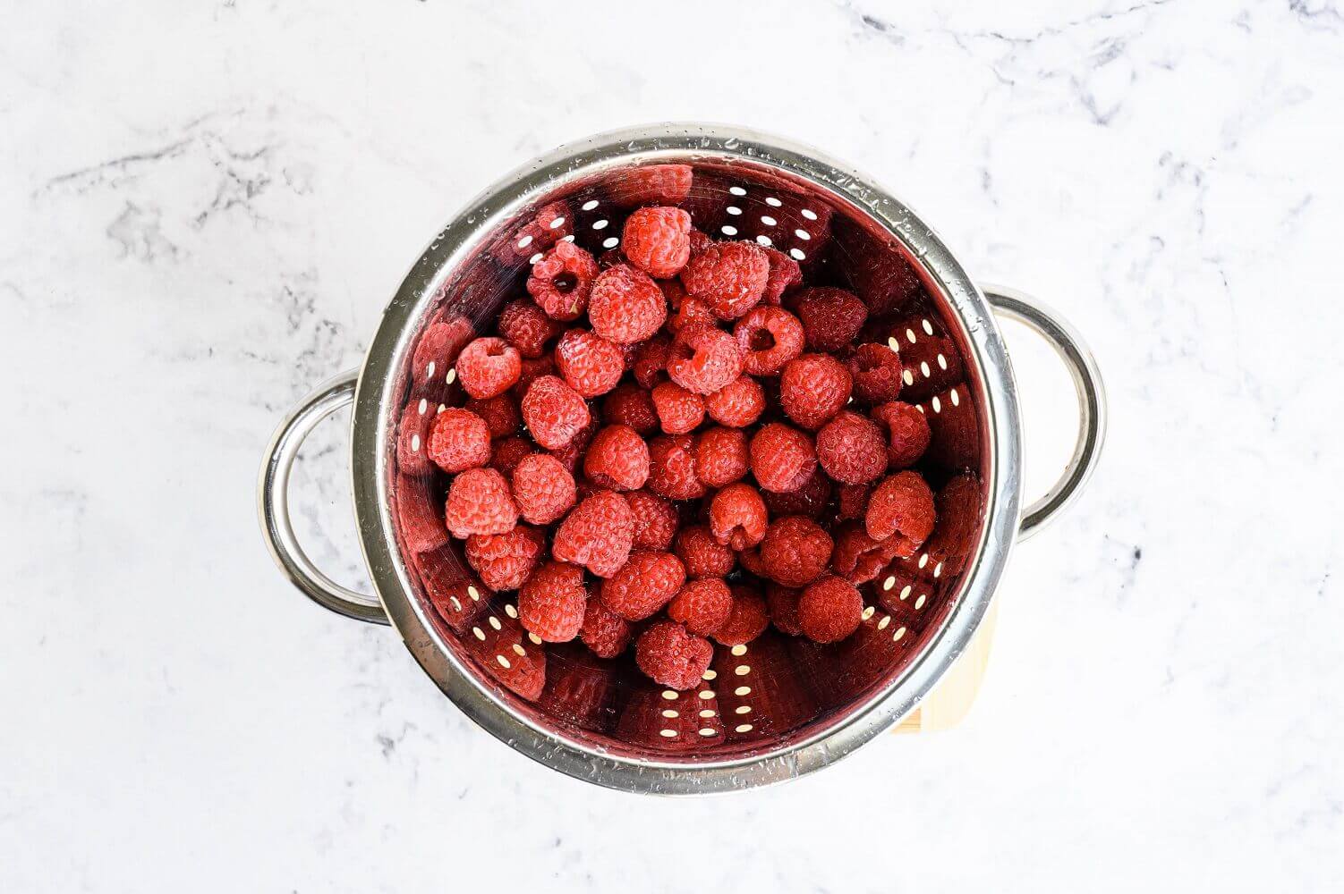 Rinse the raspberries Rinse the raspberries