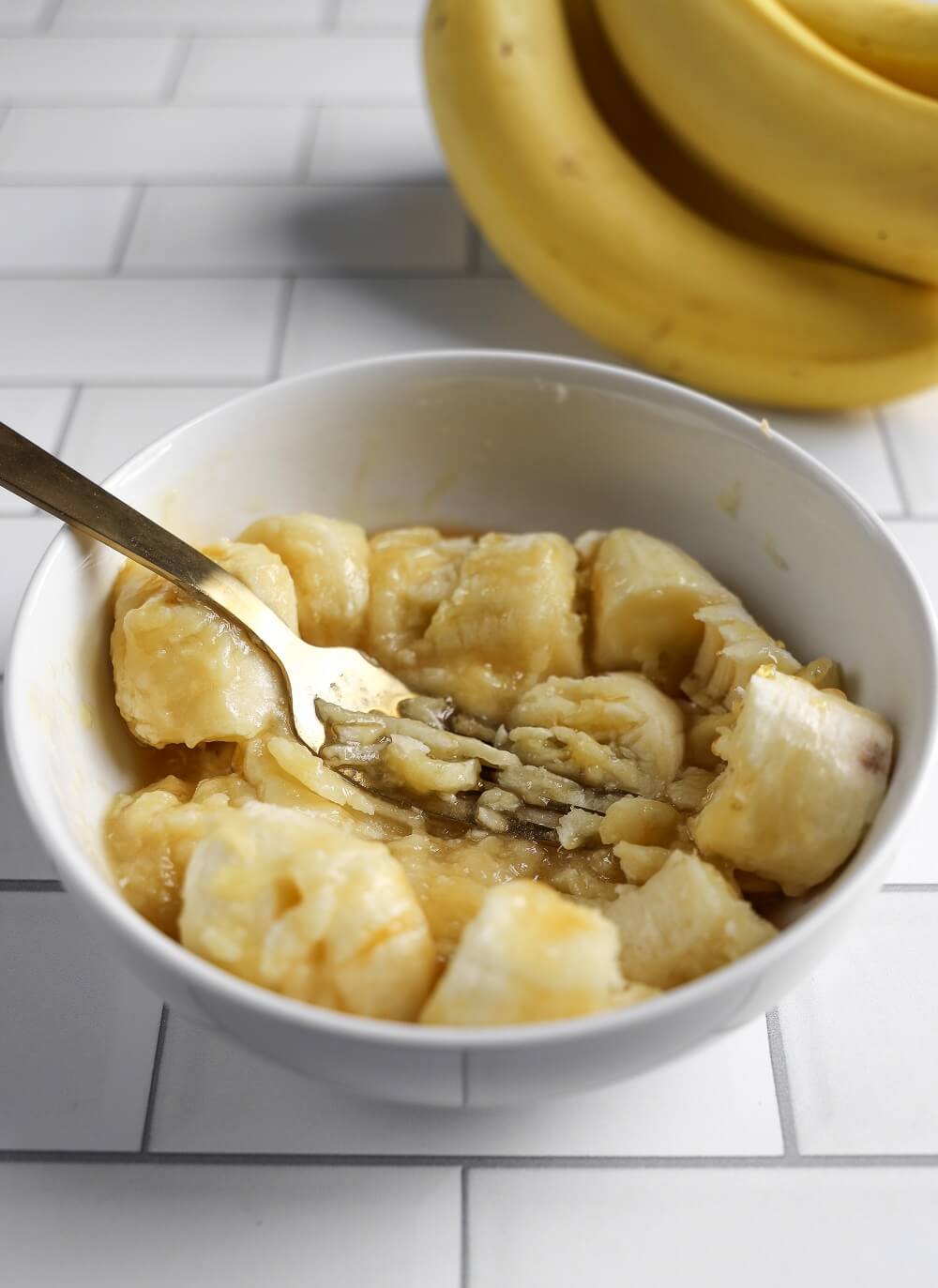 Mash the bananas into a smooth paste Mash the bananas into a smooth paste