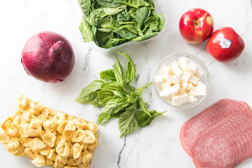 Ingredients: tortellini, spinach, Rave apples, salami, red onion and basil