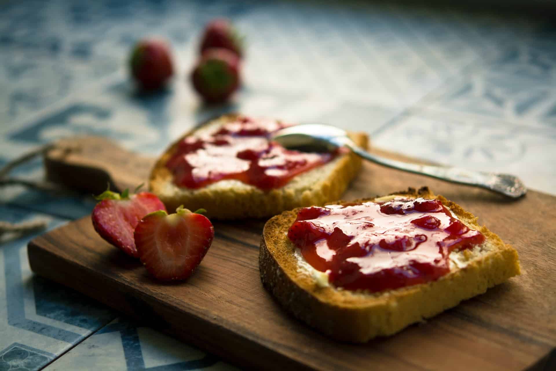 Fruit preserves on toastย