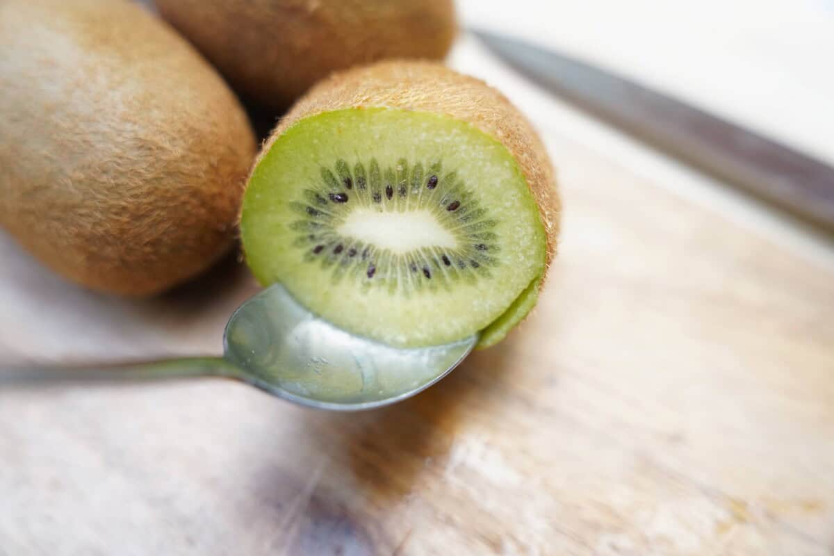 How to peel a kiwi with a spoon