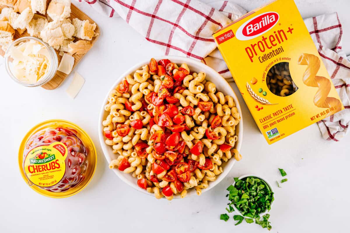 Cooked pasta with marinated tomatoes