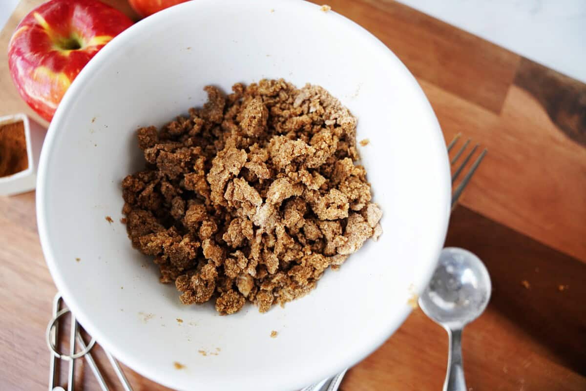 Mix the cinnamon sugar crumble topping in a bowl.