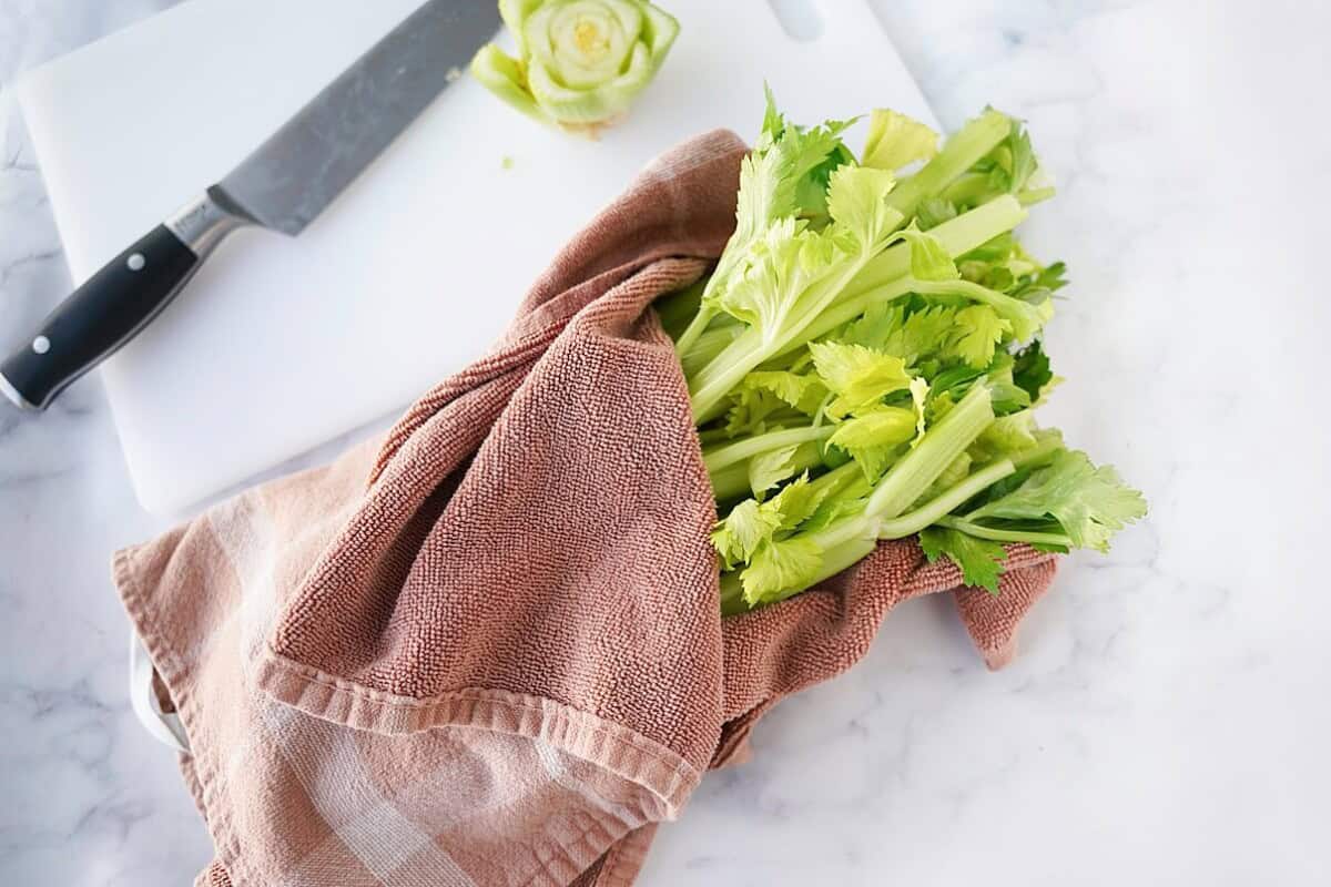Drying celery in towel