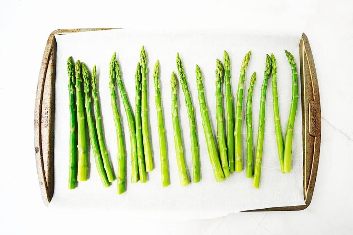 asparagus layed out on a sheet pan to flash freeze