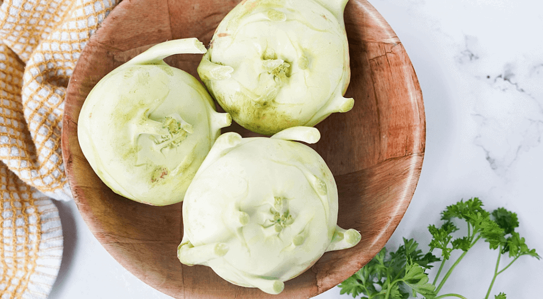 3 Kohlrabi in bowl