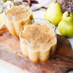 2 glasses with pumpkin pie spice pear smoothie