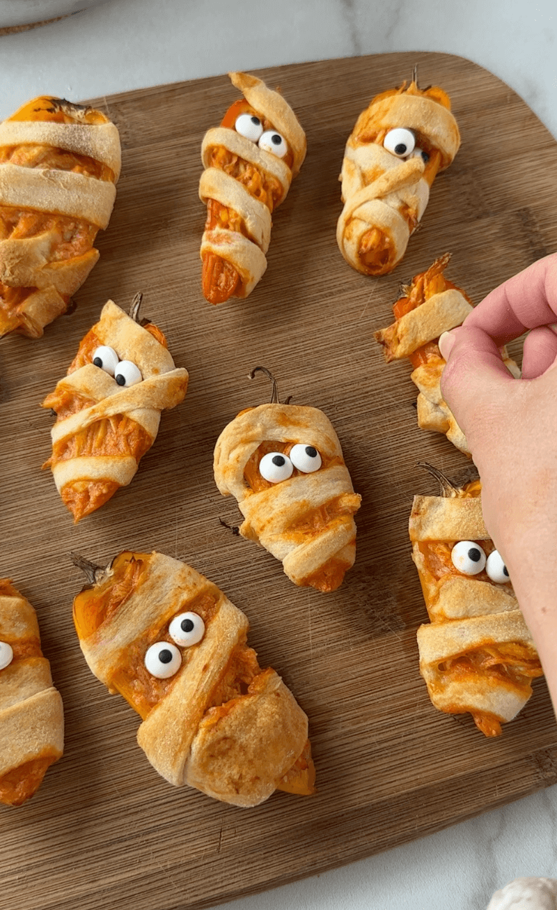 Placing the eyes on the mummies