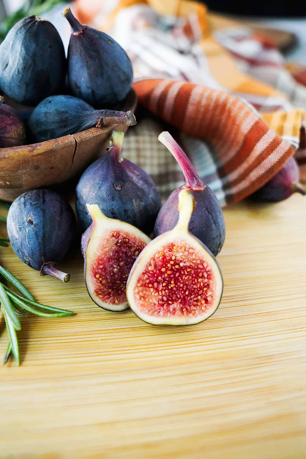 Figs on coutnertop in bowl and some cut open