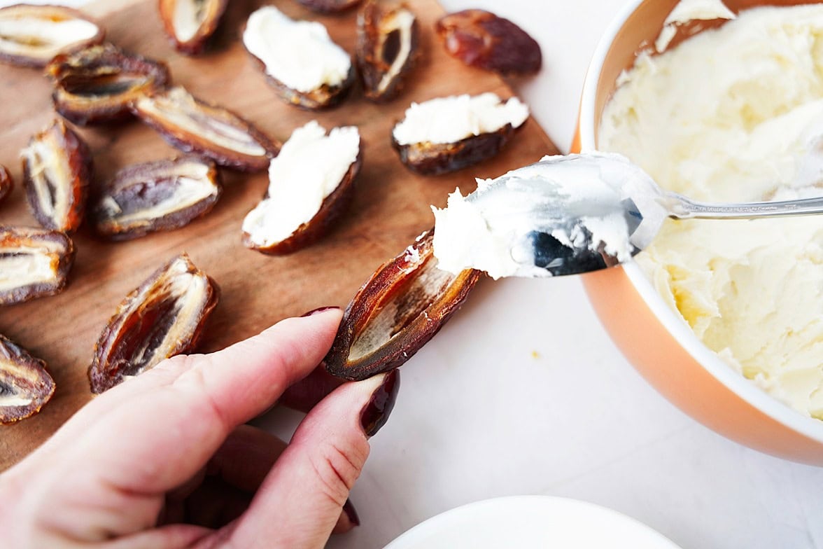 Stuffing the dates with msacarpone filling