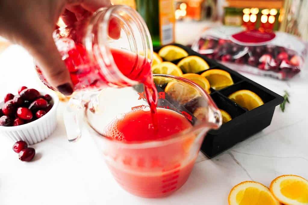 mixing orange juice and craberry juice