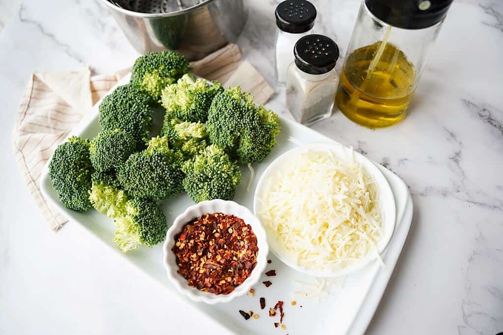 Ingredients for smashed broccoli bites: broccoli, shredded cheese, crushed red pepper, olive oil and salt & pepper