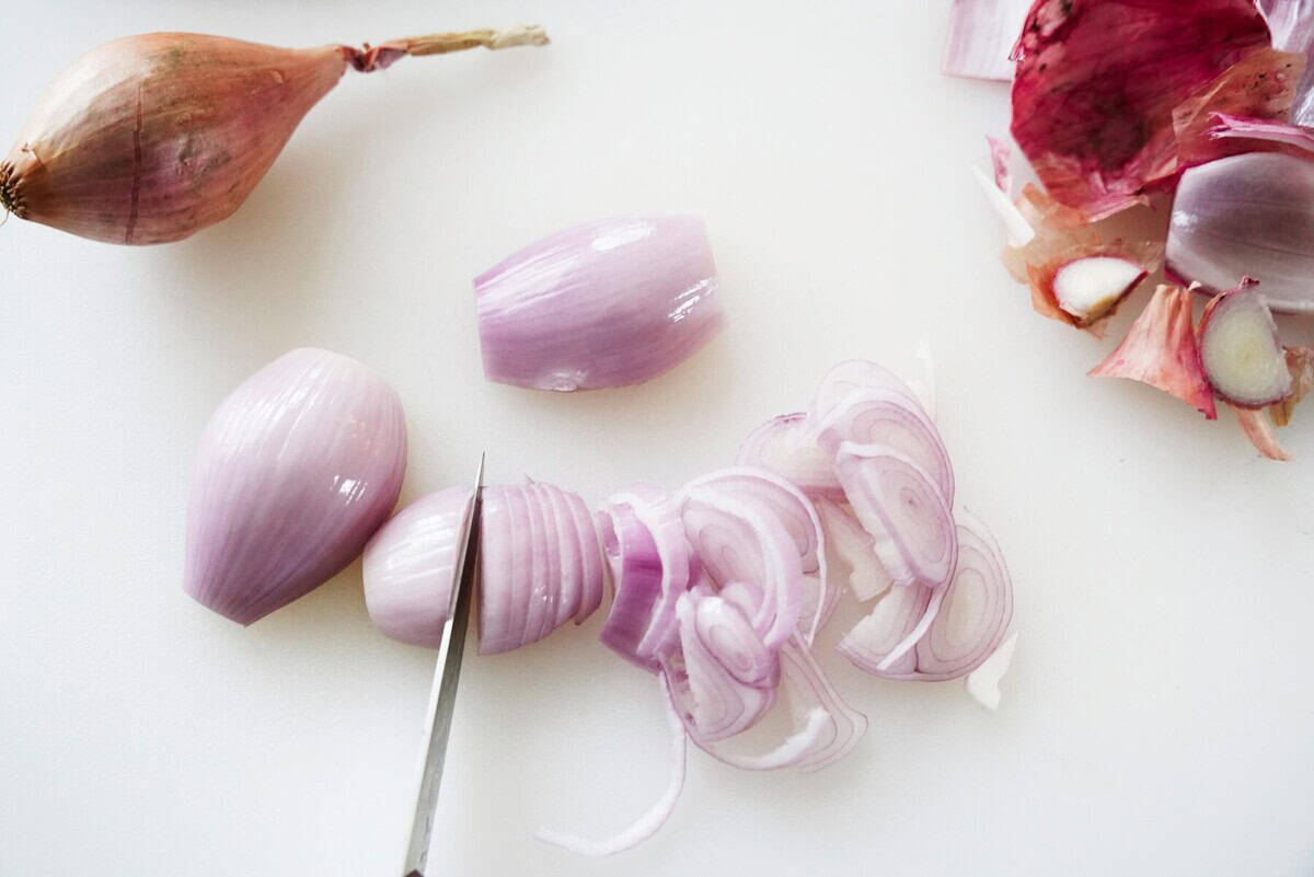 Cutting shallots
